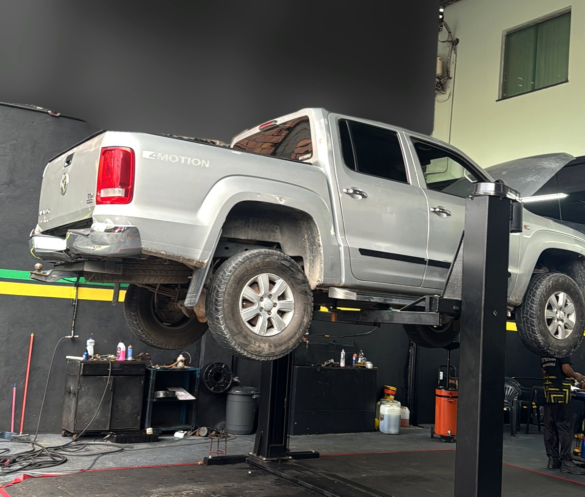 Picape diesel no elevador da Braz Oficina Mecânica